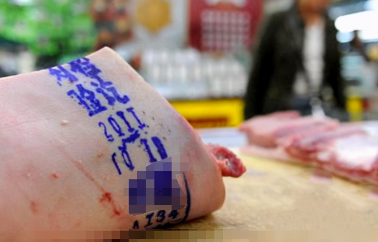 猪肉身上“红章”“蓝章”有何区别?听到肉贩解释,下次别乱买了